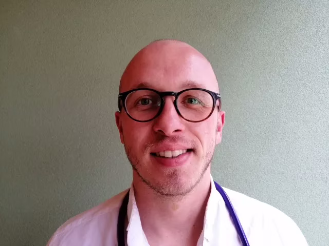 Lekarz medycyny specjalizujący się w opiece nad pacjentami Ośrodka Wyspa SOZO.